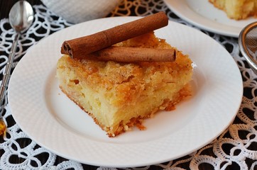 Fototapeta na wymiar Яблочный пирог с корицей
