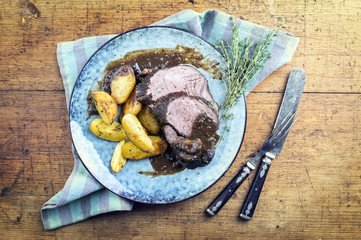 Hirschbraten mit Bratkartoffeln