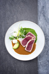 Thunfisch Tataki mit Gemüse und Wakame