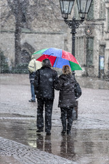 Menschen Schnee Regenschirm