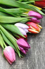 bouquet de tulipes sur fond bois 