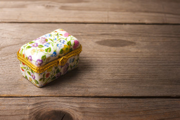 Naklejka premium Surprise jewellery box, closed, on a wooden table