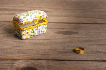 Obraz premium Surprise jewellery box, closed, on a wooden table