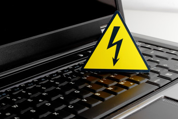 Laptop Tastatur mit Vorsicht Stromschlag Piktogramm