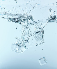Obraz na płótnie Canvas ice cubes in the water