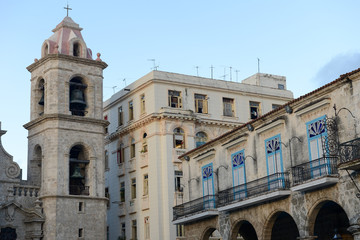 Obraz premium Colonial architecture on Plaza de la Catedral in Old Havana