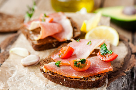 toast with ham and tomatoes