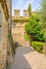 Fototapeta premium Sceneria Włoch - Castello Scaligero w Sirmione. Jezioro Garda. Włochy.