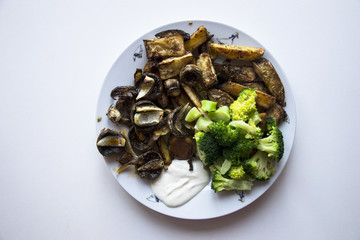 baked champignons with broccoli, potato and celery chips