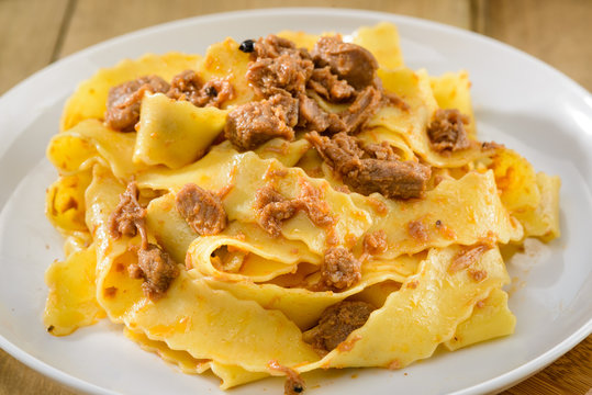 Pappardelle con ragù di carne, pasta tipica Emiliana, italia, close-up
