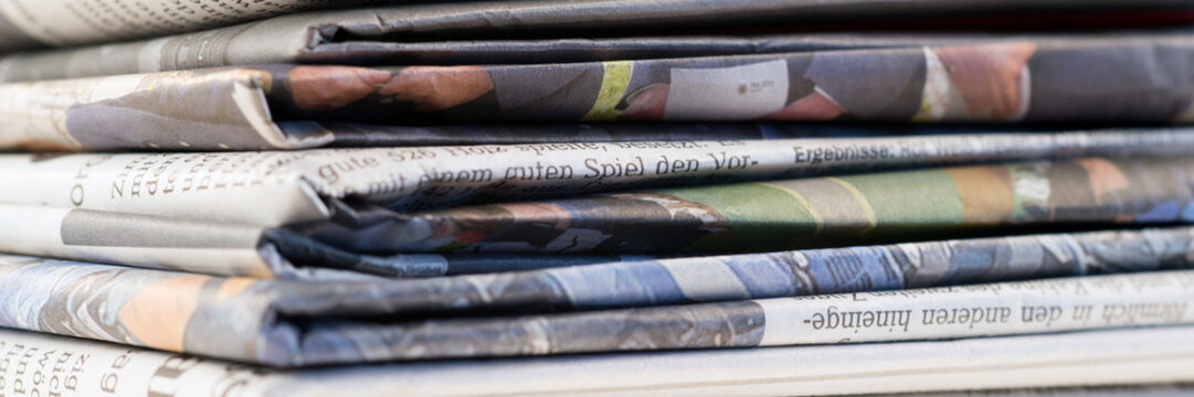 Stapel alter Tageszeitungen