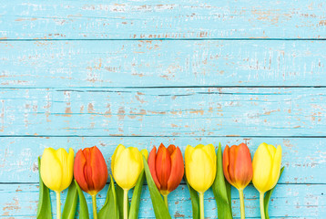 Frohes Osterfest Tulpen Dekoration auf Holz Hintergrund