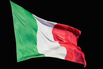 Bandiera italiana che sventola su sfondo nero