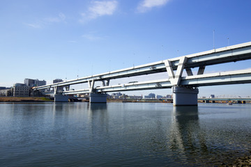 四つ木ジャンクション付近の高速道路（首都高速）の高架橋と荒川