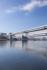 四つ木ジャンクション付近の高速道路（首都高速）の高架橋と荒川