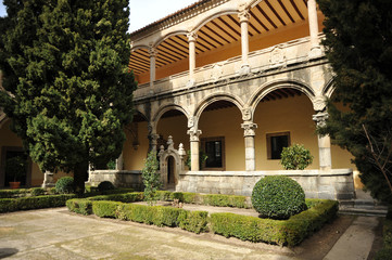 Fototapeta na wymiar Yuste, Claustro del Monasterio de Carlos V, Extremadura, España