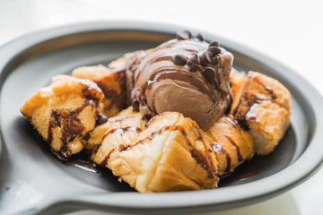 chocolate ice-cream toast