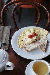 Завтрак с омлетом и чаем на столе