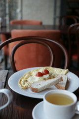 Завтрак с омлетом и чаем на столе