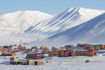 Bergen torenen uit boven Longyearbyen, Spitsbergen (Svalbard). Noorwegen