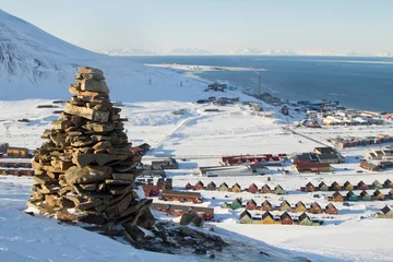 Papier Peint photo autocollant Cercle polaire Vue panoramique sur Longyearbyen, Spitzberg (Svalbard) à travers les pierres