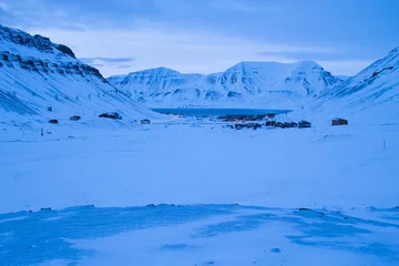 Selbstklebende Fototapete Nördlicher Polarkreis View of Longyearbyen from the mountains. The polar night in March