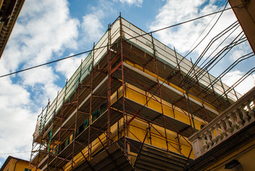 Obraz premium Cantiere edilizio, ponteggi in sicurezza, recinzione