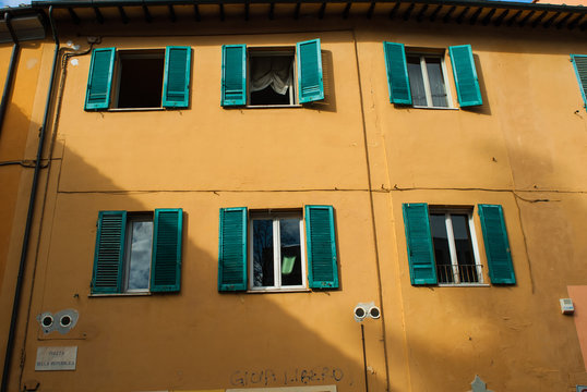 Facciata palazzi popolari, immobili residenziali