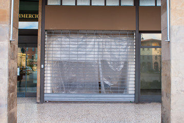 Saracinesche negozio chiuso, ristrutturazione