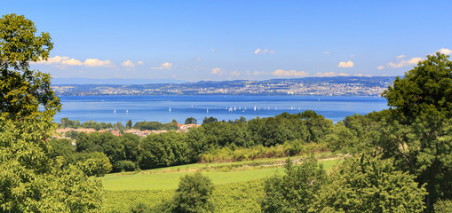 Obraz premium Blick von Èvian les Bains über den Genfer See