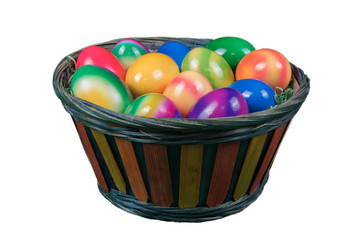 osterkorb mit eiern, isoliert