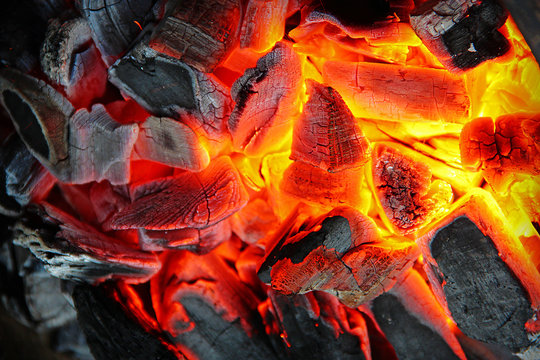 Gl&uuml;hende grillkohle