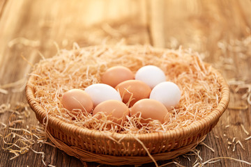 Osterkorb mit Eiern im goldenen Sonnenlicht