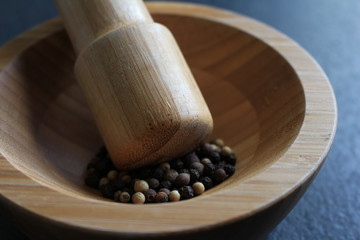 Mortier avec poivre en bois