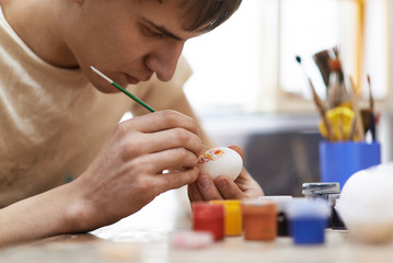 young man raskarashivaet egg