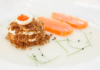 Salmon fillet with bread and caviar