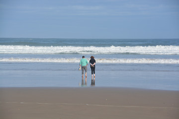 pareja disfrutando de la playa