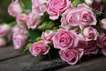 Obraz na płótnie Canvas Fresh bouquet of pink roses