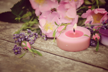 Fototapeta na wymiar Wellness - Lavendel und Rosenblüten mit Teelicht