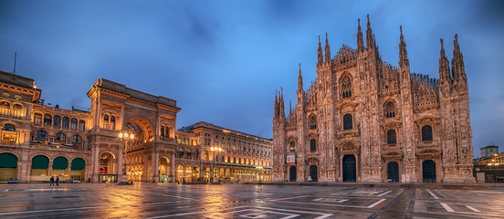 Fototapeta premium Mediolan, Włochy: Piazza del Duomo, Plac Katedralny