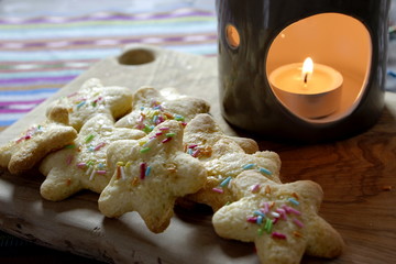 Biscotti fatti in casa a forma di stella con candela