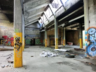 Cercles muraux Bâtiment industriel Abandoned industrial warehouse interior - landscape color photo