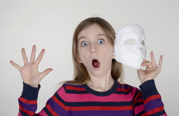  kleines Mädchen mit Maske
