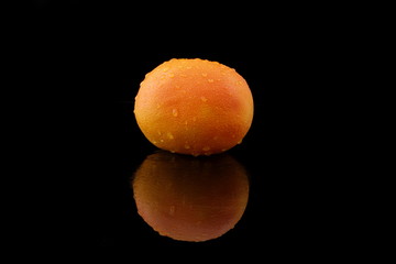 eine grapefruit mit wassertropfen auf schwarz
