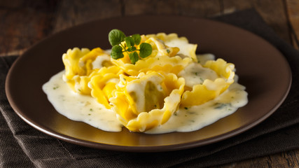 Tortelloni mit Käsesauce - tortellonis with cheese sauce