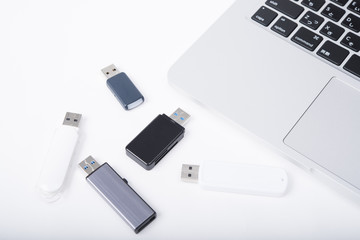 Fototapeta premium パソコンとUSBメモリー