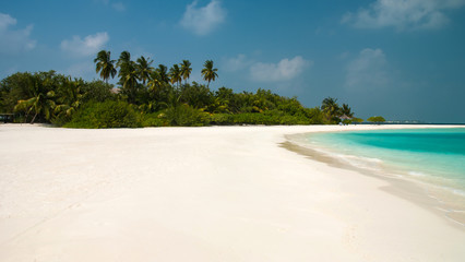 Fototapeta na wymiar Tropical white sand beach