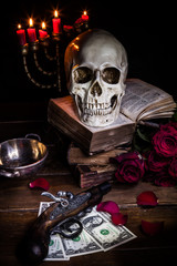 Stillleben mit Totenkopf, antiker Pistole und Dollarnoten