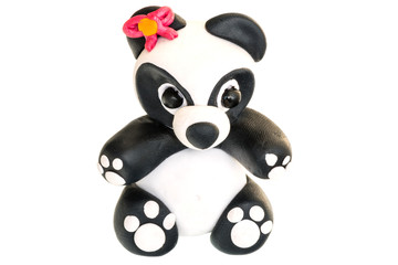 Фигурка панды из полимерной глины на белом фоне