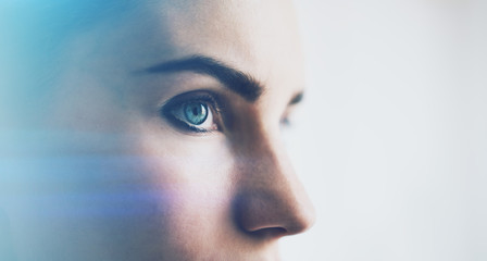 Obraz premium Zbliżenie kobiety oko z efektami wizualnymi, na białym tle. Poziomy
